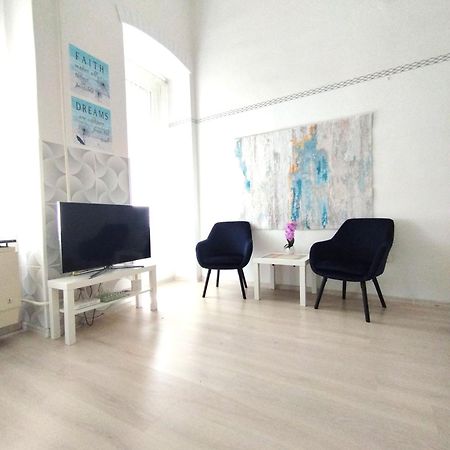 Free Parking Garage! Downtown Apartment Close To New York Cafe Budapest Exterior photo