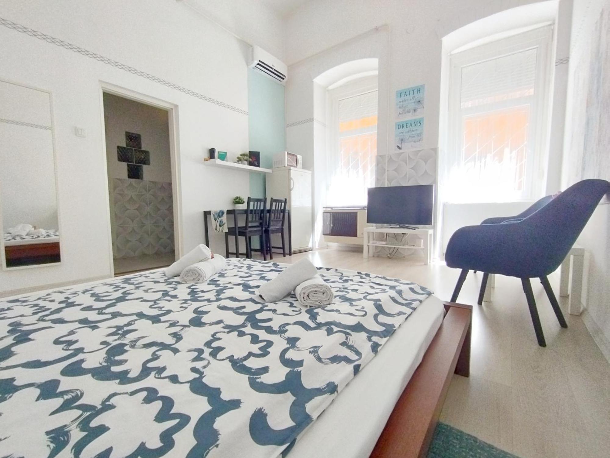 Free Parking Garage! Downtown Apartment Close To New York Cafe Budapest Exterior photo